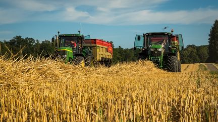 Illustration.&nbsp;Ballots de paille et tracteurs en temps de moisson, en juillet 2018, en Haute-Saône. (JEAN-FRANCOIS FERNANDEZ / RADIO FRANCE)