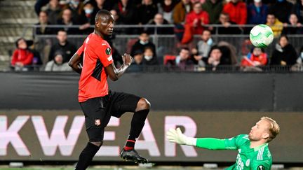 Serhou Guirassy sur l'une des dernières occasions de but de Rennes contre Leicester, en Ligue Europa Conférence, le 17 mars 2022. (DAMIEN MEYER / AFP)