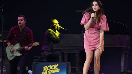 Lana Del Rey et ses musiciens lors de sa prestation à Rock en Seine le 24 août 2014
 (BERTRAND GUAY / AFP)