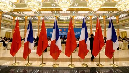 Des drapeaux français et chinois, à Pékin, le 27 janvier 2014. (GOH CHAI HIN / AFP)