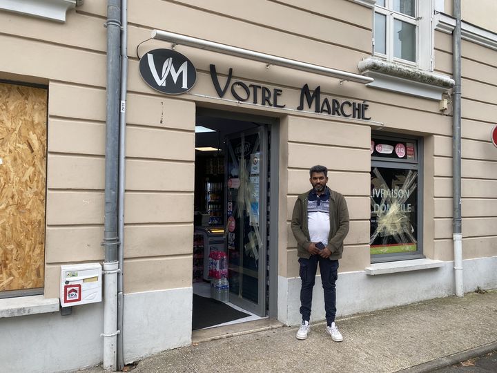 Trois mois après les violences urbaines, l'épicerie de Suthrsakumaran Thambirasa à Brie-Comte-Robert (Seine-et-Marne), n'est toujours pas réparée, le 4 octobre 2023. (RAPHAEL GODET / FRANCEINFO)