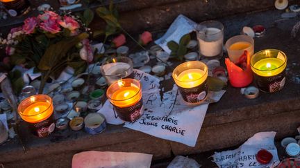 Sous les dizaines de lampions, des fleurs et des messages "Je suis Paris. Je suis Charlie". (MAXPPP)