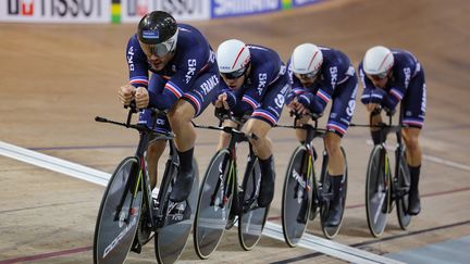 L'équipe de France de poursuite composée de Thomas Denis, Quentin Lafargue, Corentin Ermenault et Valentin Tabellion, lors des Mondiaux sur piste à Saint-Quentin-en-Yvelines, le 12 octobre 2022. (THOMAS SAMSON / AFP)