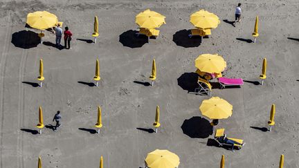 Un établissement balnéaire privé sur la plage d'Ostie, près de Rome, en mai 2021. (FRANCESCO FOTIA / AVALON / MAXPPP)