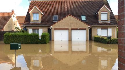 Une rue inondée à Blendecques (Pas-de-Calais), le 7 novembre 2023. (ROMANE PORCON / FRANCE BLEU NORD)