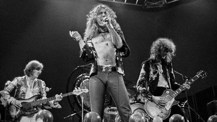 Led Zeppelin sur scène le 24 mai 1975 à Earl's Court (Londres).
 (Dick Barnatt / Redferns / Getty Images)