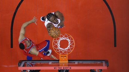 Kawhi Leonard (Toronto Raptors) et&nbsp;James Ennis III&nbsp;(Philadelphia 76ers) lors du match 7 des&nbsp;play-offs le 12 mai 2019. (STEVE RUSSELL / TORONTO STAR)