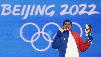 Quentin Fillon Maillet lors de la remise de sa médaille d'or en poursuite,&nbsp;aux Jeux olympiques de Pékin, le 14 février 2022. (HERVIO JEAN-MARIE / KMSP / AFP)