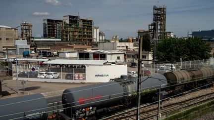 L'usine Arkema de Pierre-Bénite (Rhône), le 10 mai 2022. (NICOLAS LIPONNE / HANS LUCAS / AFP)