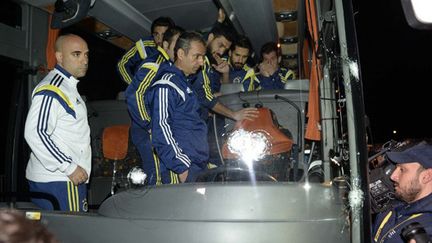 La vitre du bus de l'équipe de Fenerbahce endommagée (HAKAN BURAK ALTUNOZ / ANADOLU AGENCY)