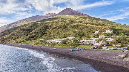 L'île volcanique de Stromboli, une des îles Eoliennes, située au nord-est de la Sicile (Italie), le 1er février 2020. (MARCO SIMONI / ROBERT HARDING PREMIUM / AFP)