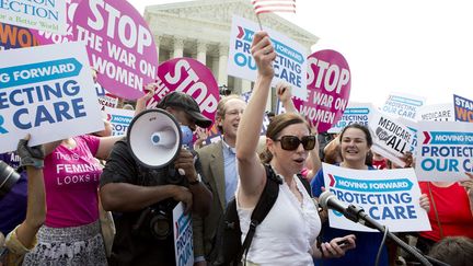 Des partisans de la loi sur l'assurance-maladie propos&eacute;e par le pr&eacute;sident am&eacute;ricain Barack Obama c&eacute;l&egrave;brent son acceptation par la Cour supr&ecirc;me &agrave; Washington, le 28 juin 2012. (JOSHUA ROBERTS / REUTERS)