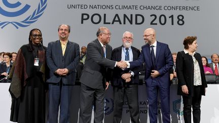 Les négociateurs internationaux de la COP24, à Katowice, en Pologne, le 15 décembre 2018. (JANEK SKARZYNSKI / AFP)