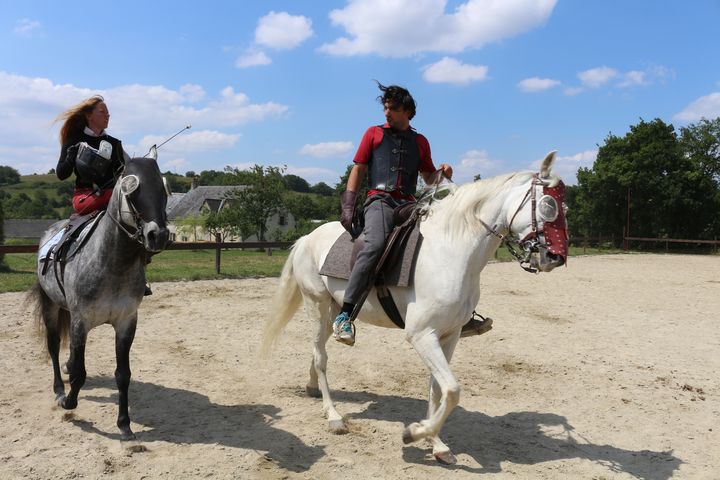 Micha&euml;l Sadde et Emeline Macret apr&egrave;s une s&eacute;ance d'entra&icirc;nement au fleuret &agrave; cheval, le 9 juin 2015, &agrave; Sainte-Gemmes-le-Robert (Mayenne). (BENOIT ZAGDOUN / FRANCETV INFO)