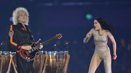 Le guitariste Brian May, un des membres fondateurs du groupe culte Queen, lors d'un duo avec Jessie J, le 12 ao&ucirc;t 2012 lors de la c&eacute;r&eacute;monie de cl&ocirc;ture des Jeux.&nbsp; (LEON NEAL / AFP)