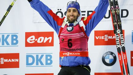 Le sourire victorieux de Martin Fourcade sur le podium à Östersund