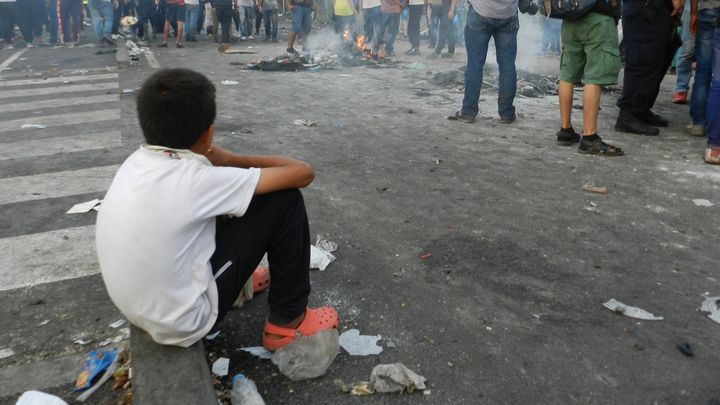 Un enfant assis par terre, apr&egrave;s les heurts entre la police et les migrants mercredi 16 septembre 2015 &agrave; Horgos en Serbie. (ELISE LAMBERT/FRANCETV INFO)