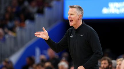 L'entraîneur de NBA Steve Kerr, lors d'un match contre les Denver Nuggets, le 16 avril 2022. (EZRA SHAW / GETTY IMAGES NORTH AMERICA)