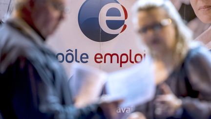 Une personne discute avec un conseiller de Pôle Emploi à Gravelines, dans le nord de la France, lors d'un forum sur l'emploi, le 30 mars 2016. (PHILIPPE HUGUEN / AFP)