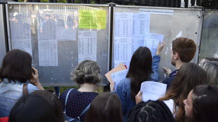 Des candidats consultent les résultats du baccalauréat affichés devant le lycée Bréquigny de Rennes (Ille-et-Vilaine), vendredi 5 juillet 2019. (MAXPPP)