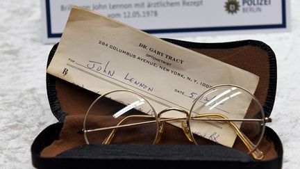 Les lunettes de John Lennon parmi les objets volés.
 (Maurizio Gambarini / dpa / AFP)