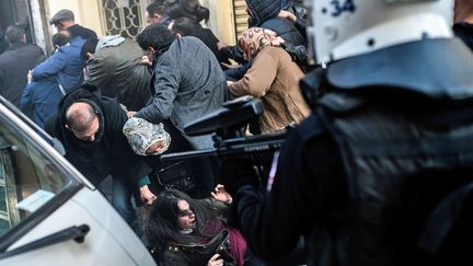 Lorsque les policiers lancent des gaz lacrymogènes et menacent les manifestants de leurs fusils chargés de balles en caoutchouc, la panique s'empare des hommes et des femmes venus manifester pour réclamer la réouverture des pourparlers de paix entre le gouvernement turc et le Parti des travailleurs du Kurdistan, le PKK, déclaré illégal par Ankara. Une marche pour demander également la libération du leader kurde Abdullah Öcalan, condamné à perpétuité en 1999. (Ozan KOSE / AFP)