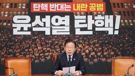 Le chef du Parti démocrate coréen, Lee Jae-myung, lors d'une conférence de presse au Parlement, à Séoul, le 8 décembre 2024. (YONHAP / AFP)