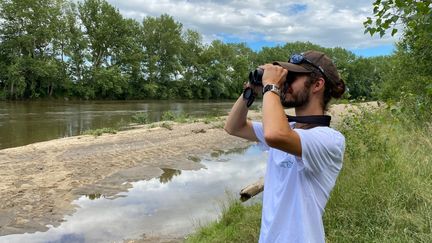 Jonathan Duprix, de la Ligue de Protection des Oiseaux,&nbsp;dans la réserve naturelle du Val d'Allier - Juillet 2021 (BORIS LOUMAGNE / FRANCEINFO / RADIO FRANCE)