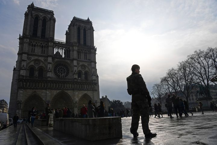 Un militaire de l'opération Sentinelle monte la garde sur le parvis de la cathédrale Notre-Dame, à Paris, le 16 février 2017. (CHRISTOPHE ARCHAMBAULT / AFP)