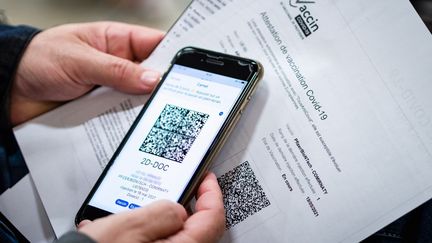 Une personne présentant son QR code, le 19 mai 2021 à Perpignan (Pyrénées-Orientales). (ARNAUD LE VU / HANS LUCAS / AFP)