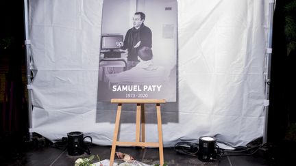 Une photo de Samuel Paty lors de la marche blanche en son honneur, mardi 20 octobre 2020 à Conflans-Sainte-Honorine (Yvelines). (NICOLAS PORTNOI / HANS LUCAS / AFP)