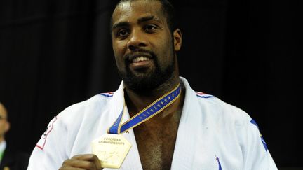 Teddy Riner, sa m&eacute;daille d'or &agrave; la main, aux championnats europ&eacute;ens de judo &agrave; Budapest (Hongrie), le 27 avril 2013.&nbsp; (ATTILA KISBENEDEK / AFP)