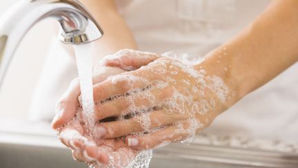 Le Conseil constitutionnel a valid&eacute; l'interdiction totale des coupures d'eau dans les r&eacute;sidences principales, le 29 mai 2015. (MIKE KEMP / BLEND IMAGES / GETTY IMAGES)