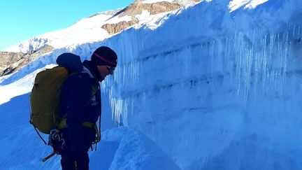 Valentin Dunate entre les crevasses du massif du Mont-Rose, dans les Alpes. (VALENTIN DUNATE / RADIO FRANCE)