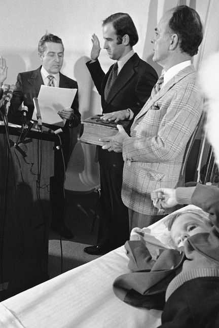 Le sénateur Joe Biden prête serment dans la chambre d'hôpital de son fils Beau, le 5 janvier 1973 à Wilmington (Delaware). (AP / SIPA)