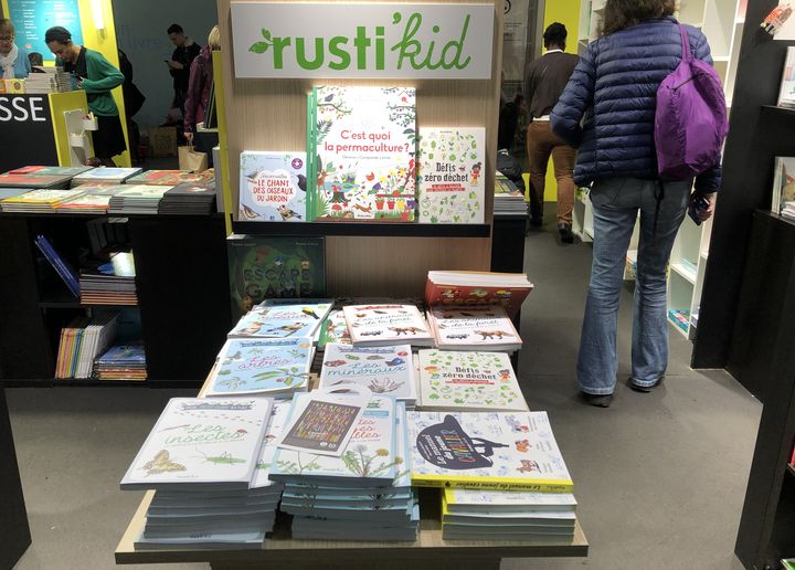 Un stand du Salon du livre de Montreuil 2019 consacré aux questions environnementales.&nbsp; (Manon Botticelli / Franceinfo Culture)