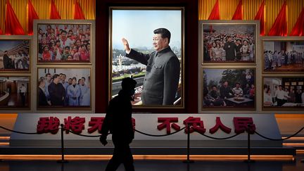 Un portrait du président Xi Jinping au musée du Parti communiste chinois à Pékin, le 11 novembre 2021. (NOEL CELIS / AFP)