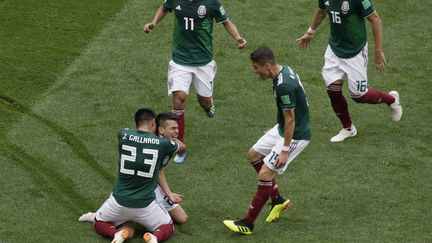 Les joueurs mexicains célèbrent le but de leur attaquant Hirving Lozano contre l'Allemagne, dimanche 17 juin à Moscou (Russie). (JAVIER GARCIA MARTINO/ MEXSPORT/ P / PHOTOSPORT / AFP)