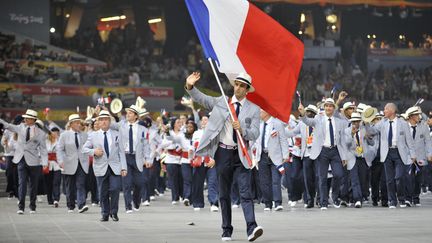 Le cano&eacute;iste fran&ccedil;ais Tony Estanguet en t&ecirc;te de la d&eacute;l&eacute;gation fran&ccedil;aise lors de la c&eacute;r&eacute;monie d'ouverture des Jeux olympiques de P&eacute;kin, le 8 ao&ucirc;t 2008. (FABRICE COFFRINI / AFP)