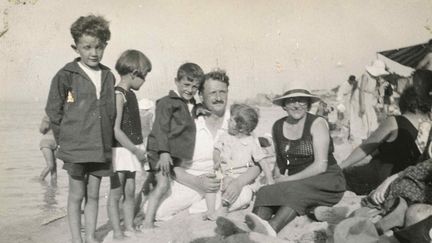 Des français à la plage lors des congés payés de 1936. (MAXPPP)