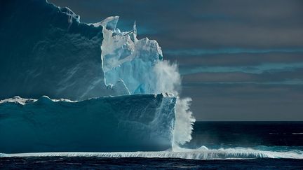 «A la veille du premier conflit mondial, dans une Europe dominée par la montée des nationalismes, la conquête du Sud permet aux futurs belligérants d'affirmer leur prestige. Ainsi, les épopées du Français Charcot, des Anglais Scott et Shackleton et du Norvégien Amundsen signeront les pages les plus illustres de l'histoire polaire. De cette compétition démesurée vers les confins du continent, la science est l'héritière. Antarctique. Une œuvre polaire qui bouleverse toutes les âmes irrémédiablement, un désert immaculé sans frontières et sans mémoire, une infinité originelle balayée par le souffle du commencement.» (Thierry Suzan)