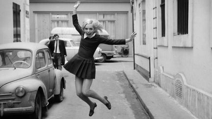 France Gall dans une rue parisienne en 1968 pendant le tournage d'une émission télévisée de Jacqueline Joubert.
 (Daniel Lefevre/ INA / AFP)