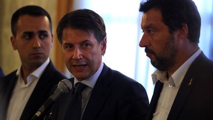 Le président du Conseil Giuseppe Conte lors d'une conférence de presse, le 15 avril 2018 à Gênes. (STEFANO RELLANDINI / REUTERS)