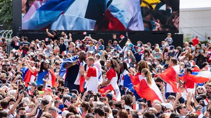 Les athlètes français célèbrent avec le public la cérémonie de clôture des Jeux olympiques de Tokyo, le 8 août 2021 sur la place du Trocadéro à Paris. (ANTOINE MASSINON / A2M SPORT CONSULTING / DPPI / AFP)