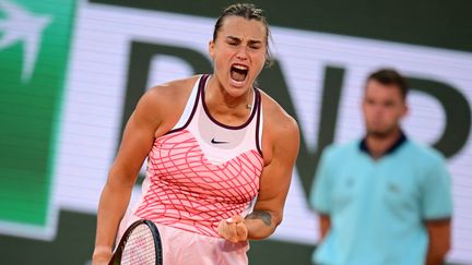 Aryna Sabalenka lors de son huitième de finale de Roland-Garros face à Sloane Stephens, le 4 juin 2023. (EMMANUEL DUNAND / AFP)