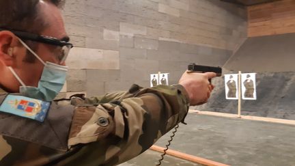 L'adjudant-chef Sébastien, instructeur de tir au 6e RG, à Angers, lors d'une session de prise en main du nouveau pistolet automatique des armées françaises, le Glock 17.&nbsp; (FRANCK COGNARD / RADIO FRANCE)