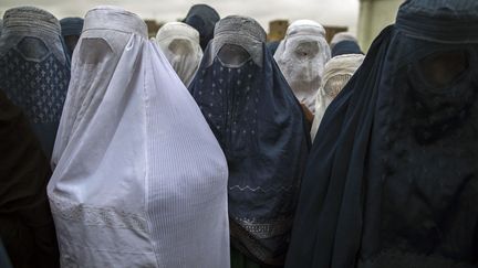 Des femmes afghanes patientent pour voter &agrave; l'occasion de l'&eacute;lection pr&eacute;sidentielle &agrave;&nbsp;Mazar-i-sharif (Afghanistan), le 5 avril 2014. (ZOHRA BENSEMRA / REUTERS)