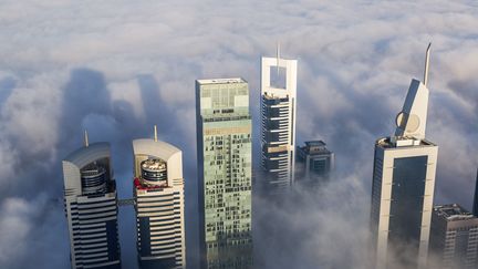 Les ombres des grattes-ciel de&nbsp;Dubaï (Emirats arabes unis) se reflètent dans les nuages.&nbsp; (CATERS/ RUSTAM AZMI/SIPA)