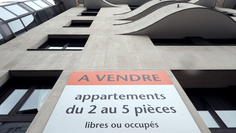 A sign "For sale" on a Parisian building.  (LIONEL BONAVENTURE / AFP)