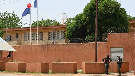 Des officiers de la police nationale du Niger devant l'ambassade de France à Niamey, le 28 août 2023. (AFP)